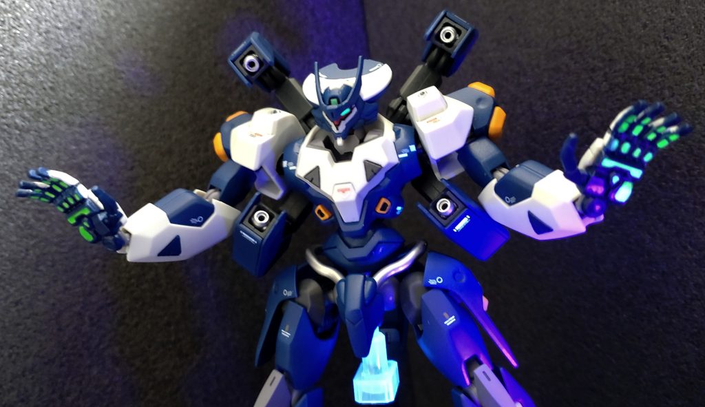 プランダーとセンサー、ツインアイは蛍光塗装したのでUVライトで光ります。