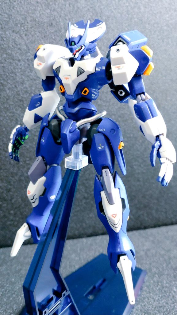 本体ブルーは実際の色味より青がかって写っていますが、水性ホビーカラーのブルー+ワインレッド+ホワイトで調色しました。