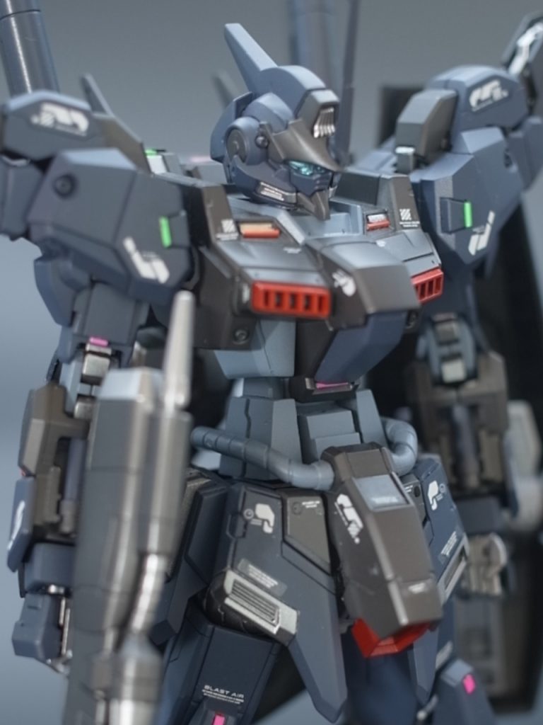 原色のボディカラーが、ちょっと明るいのでトーンを落として塗装しました。狙った訳ではないですが、ティターンズカラーになりました。デカールと蛍光カラーポイントでアレンジが良いアクセントになってます。シールドのジオンマーキングは、削り落として所属不明の謎のMS風に作成しました。