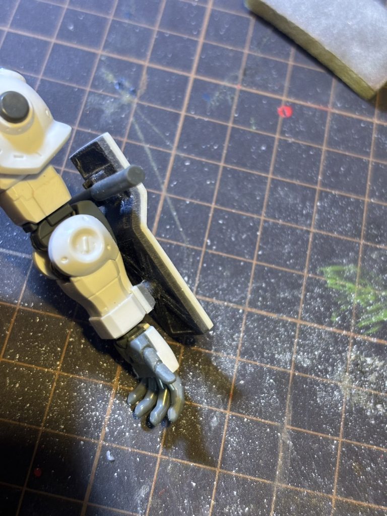 左腕シールドは一体成型でプラモデルっぽいので、裏側のフチを切除、表側に1.2㎜プラ板を貼って、トータルでの厚みはほとんど変えずに、見た目のアップと表面のツライチ化を果たしました。