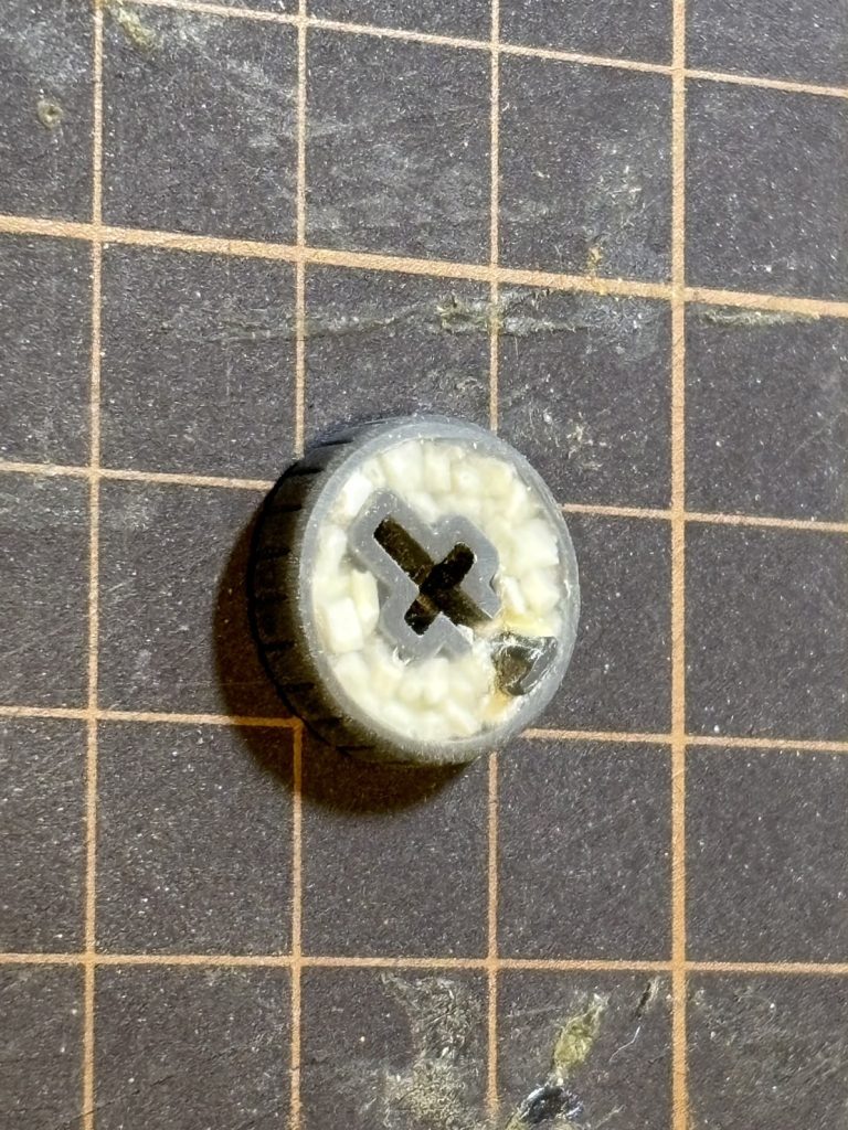 マシンガンのマガジン裏は、刻んだプラ片と瞬間接着剤で埋めました。