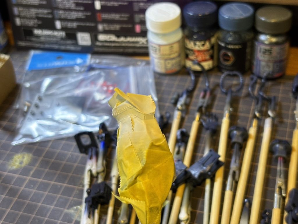 上腕と膝下のラインはマスキングで塗り分け。ラインの再現方法をギリギリまで迷っていたせいで、本体色の両側をマスキングして後から白を塗る羽目に……面倒でした……。