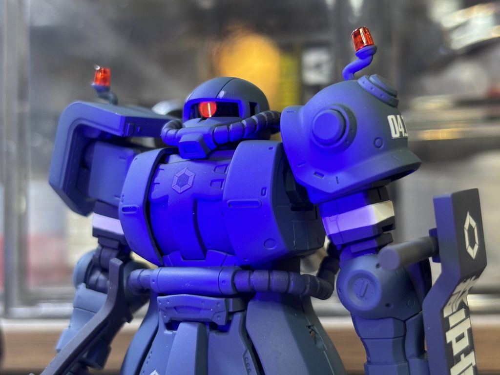 ぐぽーん。モノアイシールドはプラモのビニール袋にハセガワさんのクリアースモークフィニッシュを貼って4㎜幅に切ったものを接着。モノアイは、モノアイパーツを外したところにWAVEさんの外径7㎜肉薄プラパイプを被せ、HIQパーツさんのSPプレートと蛍光ピンクに塗ったWAVEさんのH・アイズを貼り付け。元々のモノアイ可動用レバーの穴からピンセットで動かせます。