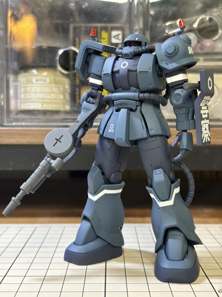 軍警ザクです通してください……！ネタはアツいうちに撃て！ということで、牛歩な私にしてはかなりのスピードで完成させました。HGオリジンザク（ペインティングモデル）の改造で、落ち着くザクをつくりました。本家キット付属のマーキングシールをフチを切って使用しています。ホント、薄くて性能良くなりましたよね。