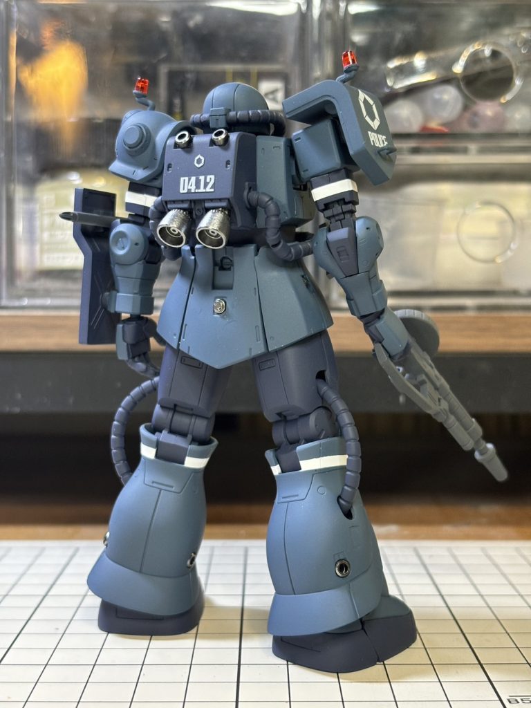 メイン以外のバーニアはくり抜いてコトブキヤさんのモビルパイプを塗装後埋め込み。腰の各ハードポイント穴はWAVEさんのO・ボルトで塞いでいます。右手首にはWAVEさんのU・バーニアを加工したものでカバーを追加。右肩シールドのフックもコトブキヤさんのMSGです。