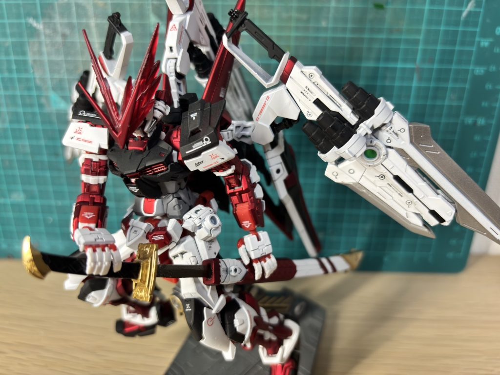 HGのものをRGに移植するのは既にたくさんの方がやられていることなので、n番煎じ感は否めませんが、いずれMGのレッドドラゴンを作成するつもりなのでその予行練習、ということで組んでみました。