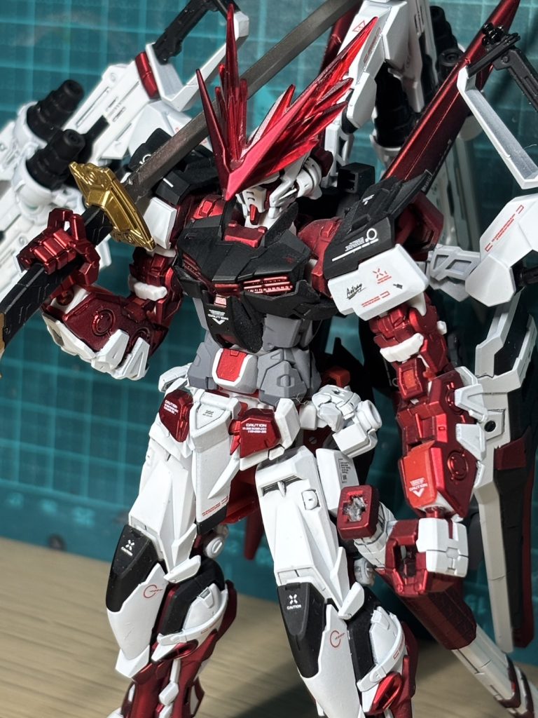 一番頑張ったのは赤の部分ですね。レッドフレームですので。艶ありブラック→スターブライトシルバー→クリアーレッド→つや消しでマットキャンディにしてあります。なかなか上品に仕上がりました。黒は艶ありブラック、白やグレーの部分は黒サフの上にその色を乗っけたあとに全体につや消しを吹いています。