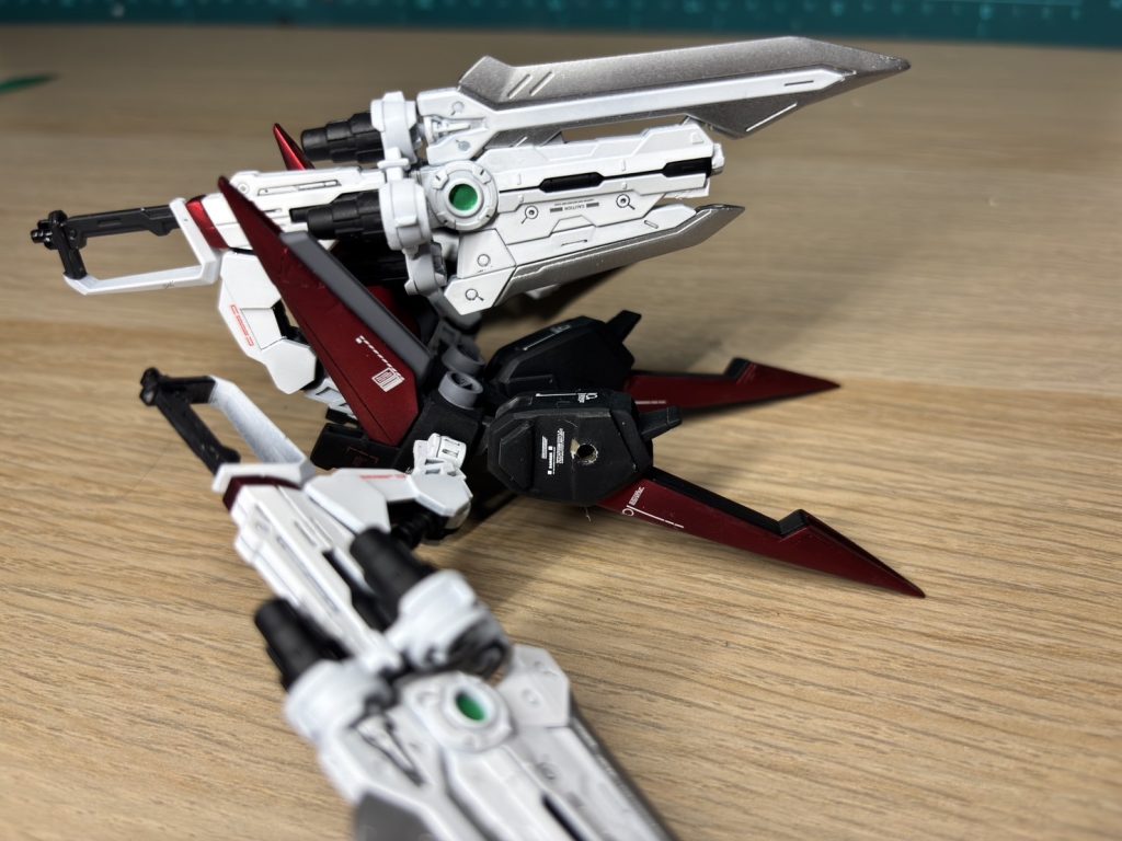 また、HGのバックパックにはRGのシールドを取り付けることができなかったため、接続部分を加工して取り付けられるようにしてあります。ちょっと不格好になってしまいましたが、シールドを取り付ければ見えなくなるのでとりあえずは良しとしています。