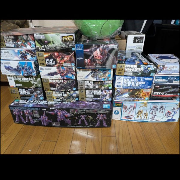 これだけじゃなく…段ボールにも沢山あり買う数と作るのが…追いついてないのです今年は週一で　二個くらい作ってガンプラ部屋を作ろうと　計画だけしてます
