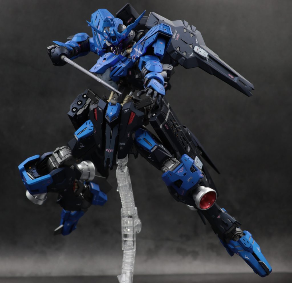 バーストサーベルの刃はムーンストーンパールとサファイアブルーを混ぜた物をコート。冷たく鈍い感じにしたかったのですが、分かりづらいですね。持ち手もメタルビルドを参考に塗分け。