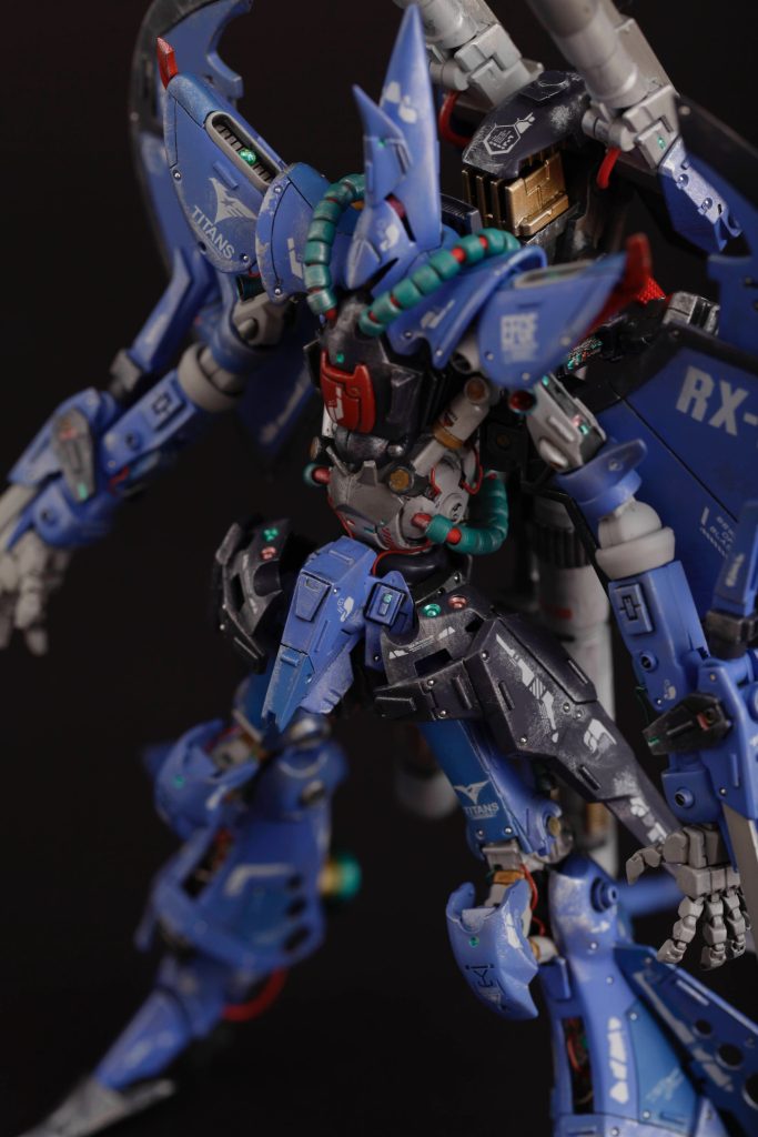 モノアイは発光します。