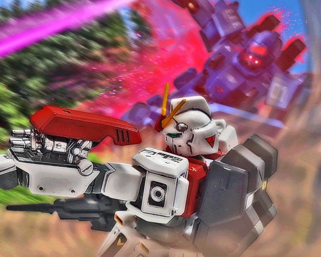 「脚だけを狙……、えっ…?」ブルーは赤い残像を残し、一瞬にしてプロトタイプNT‐1の視界から消えた。コーティリアがフッと殺気のようなものを察知した時にはブルーは既に自機の真横にいた。「…そんなっ!?」コーティリアは寸分の差で避けると、右手に持っていたビームライフルが切り落とされた。ビームライフルの爆発が目眩ましになり隙ができるが、ブルーの次の斬撃が来る。「ちょっと、やめなさいっ!!」それをコーティリアは紙一重で避け機体を操る。プロトタイプNT‐1はマグネットコーティングにより機体反応速度は高まり、コーティリアの操縦技術と相まってその真価を発揮した。必死に攻撃を躱しているとプロトタイプNT‐1のコクピットにもマリオンの声が届いた。(…ミンナ、…イナクナレバイイッ……!)(これはマリオンの声?)コーティリアはその声を聞くと何かに気づく。(…彼女は怯えている?)マリオンの声は微かに震えていて、どこか感極まっていた。まさかと思いつつもコーティリアは無線をオープンにし言葉を発した。「マリオンっ!!もう大丈夫だからっ!?」「ジャヴェロ少尉っ!?」「…なにっ!?」ユウとカムラはまさかの行動に驚く。「貴方を苦しめる人達はもういないわっ!!」(…コワイノハイヤ…、ワタシハイツモヒトリ…!)ブルーディスティニーが大振りでビームサーベルを振った瞬間、コーティリアはスラスターを噴射し機体を大きく後ろに下げた。