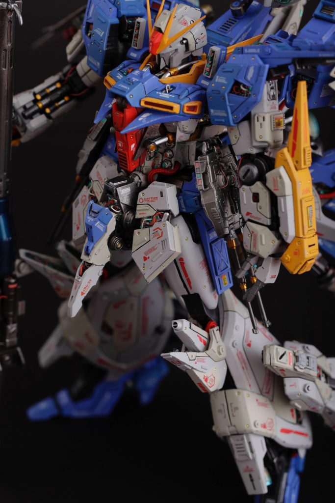 腰には2連装ランチャーを装備してます。