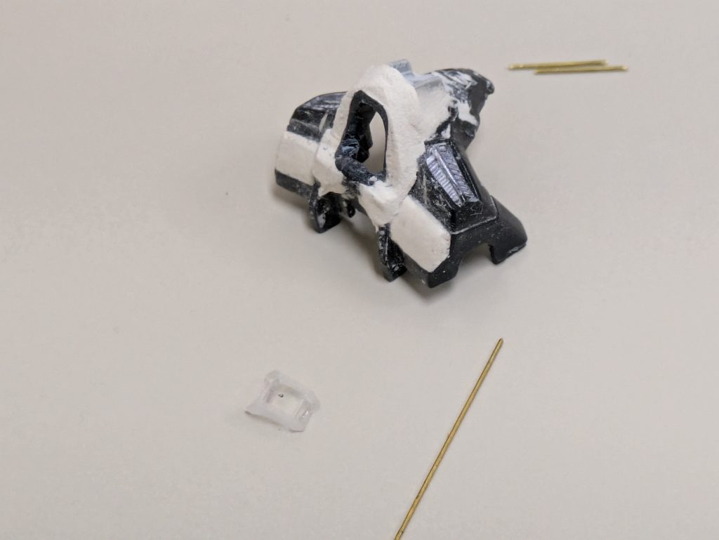 ヤスリがけのあと、石粉粘土とレジンを主体にストフリから形状を変更しました。