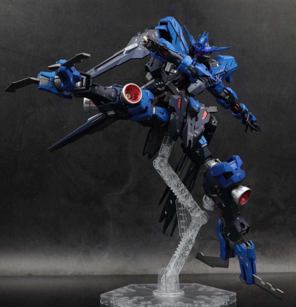 ハンターエッジ展開ポーズもこのサイズだと迫力ありますね。