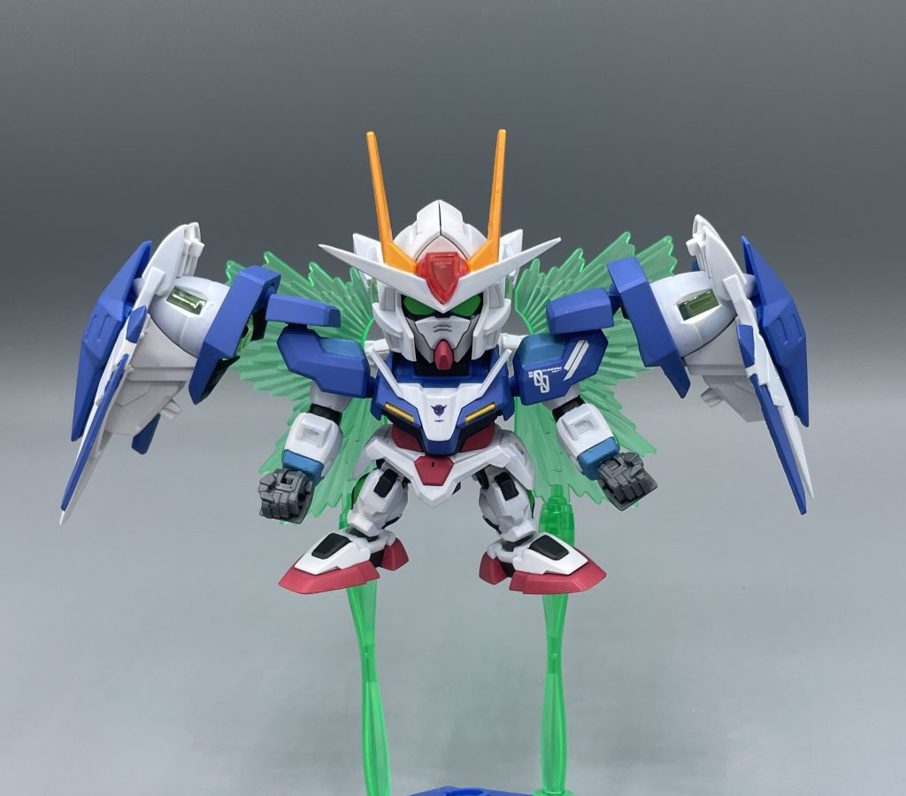 …いける!ダブルオーライザー、目標を駆逐する! ダブルオーガンダムとオーライザーが合体すると、「ダブルオーライザー」と呼ばれる形態になります。ガンダムに拘ってきた刹那ですが、ダブルオーライザーは”ガンダムを超越した存在”として、ガンダムの名が廃されました。 光のつばさ、GNフェザーはBB戦士版Oガンダムに付属します。ダブルオーライザーにもフィットするようになっています。GN粒子を大量に散布して戦場で想いを繋ぐ機体に、よくマッチしていますね。