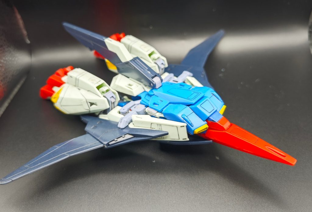 あれ?っと思った人もいるかもですが、その通り、このキットなんと通常のZガンダムと変形のパターンが違うんですよね(gundam-kao6)そのせいでウィングバインダーやシールドの形状が大幅に違ったんですね。メタ的には変形ギミック再現のための変形パターンの変更なんでしょうが一応はZガンダムの装備バリエーションの1種として扱われており大気圏内重視の形態との事、なお後にプレミアムバンダイ限定ではありますが本形態が再現可能なHGUC版も発売されてたりもします。苦肉の策とはいえ現行の1/144スケールZ系統のキットの変形が差し替えパーツを用いているのが主流なのに対して30年以上前のキットが変形ギミックを再現しようとしてるだけでかなり凄いですね。いや〜凄いですよね、完全変形。