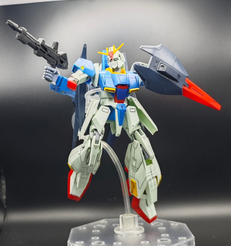 ポーズポリキャップ仕様である程度動くとはいえ今の目で見ると流石にきついですね(gundam-kao5)というよりはギミックのせいで関節の付き方もかなり特殊でめちゃくちゃ動かしにくいです。ちなみに武装ですが見て分かる通りバインダーと同様、シールドもかなりアニメと異なった形になってますね、あとライフルは自分がゲットしたものは欠品してましてクロスシルエットのZガンダムのものを持たせてます。