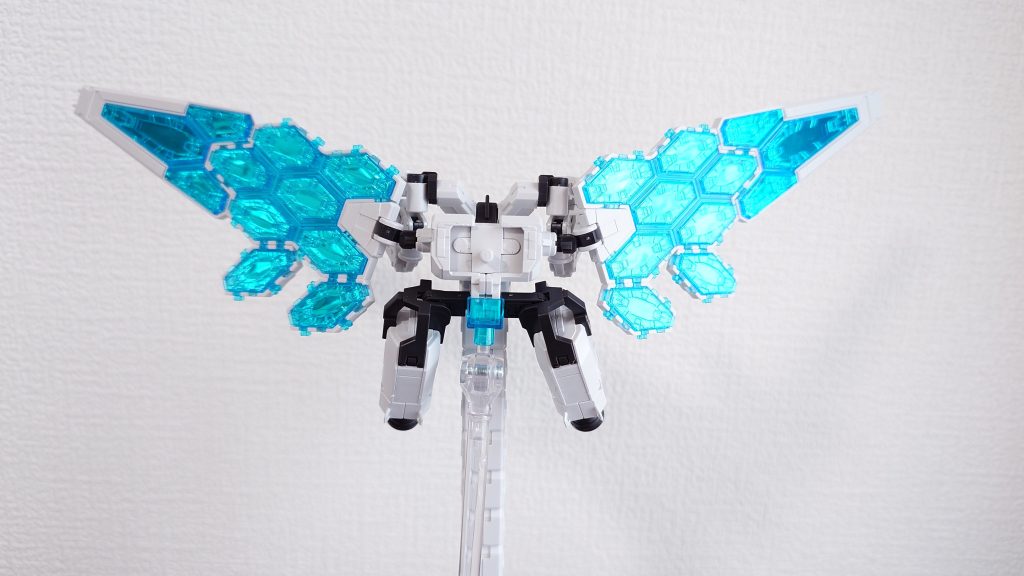 次はグラスフェザー単体で。クリアの部分は蛍光クリアーで塗装。UV照射で光ります✨️