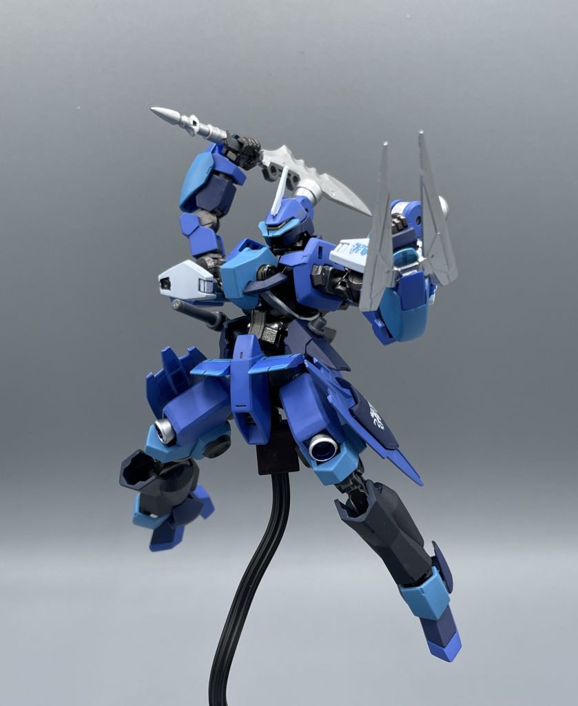 私にはアックスよりこちらの方が性に合ってな…※そんな台詞は言っていません。　シュバルベブレードは、ＭＳの関節を断ち切るといった使い方の他、柄(つか)の先端での刺突攻撃にも利用できます。　どちらも高機動かつ高速戦闘を可能にするシュバルベグレイズの性能・マクギリスの戦闘センスによって真価を発揮します。※あくまで脳内設定です。 