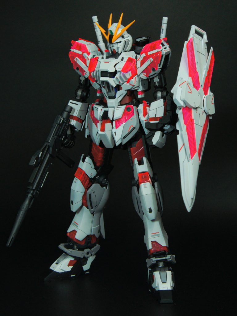 サイコプレートには、 蛍光ピンクに蛍光クリアを少し混ぜることで、 ブラックライトを当ててもピンク色に輝き、 ブラックライト当てていないときは 影がうっすら青くなってます。