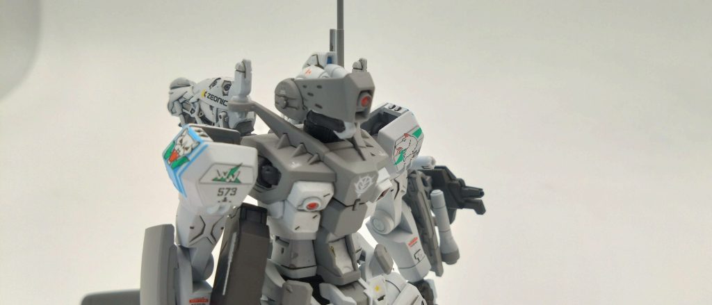 フェリペと月の裏側フォンブラウンの某大手企業との共同開発した頭部高性能バイザーは高通信機能や高精度遠距離射撃可能なアクティブセンサーも備わっている