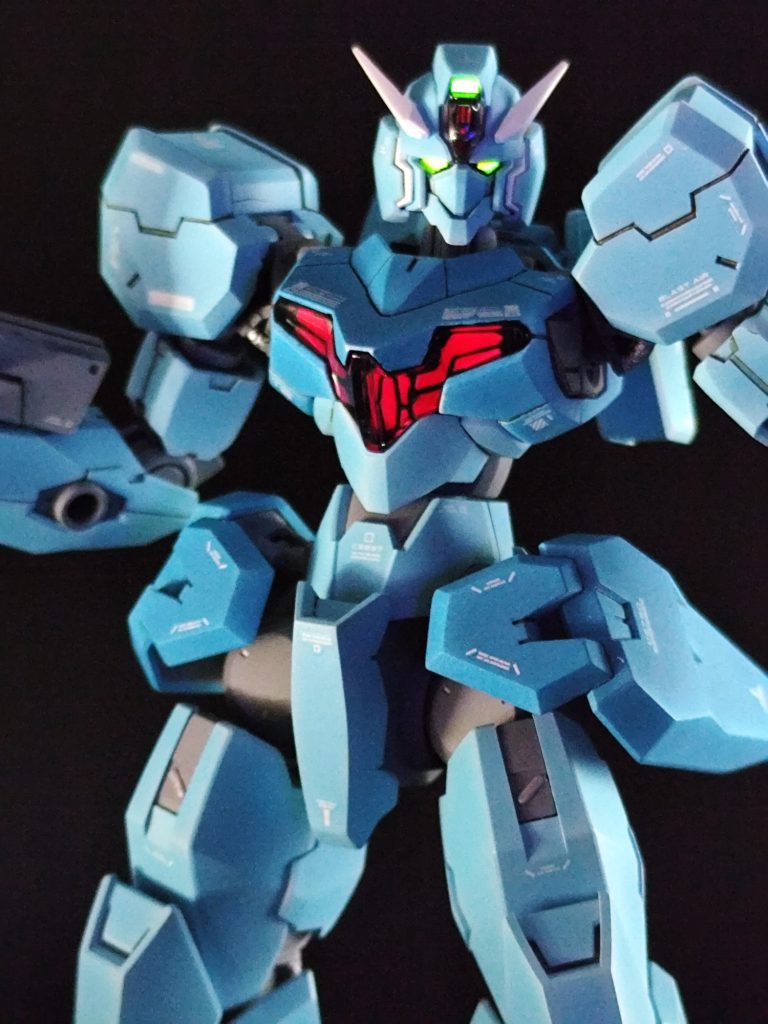 ツインアイやシェルユニットを蛍光塗料＋UVライトで発光させています