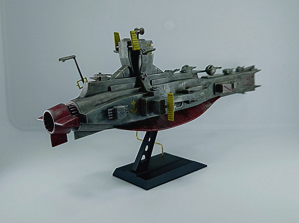 船体後方がどうにもビシッと合わなかったのでミニ四駆の歯車を挟んでSFエンジンっぽくしてみました。