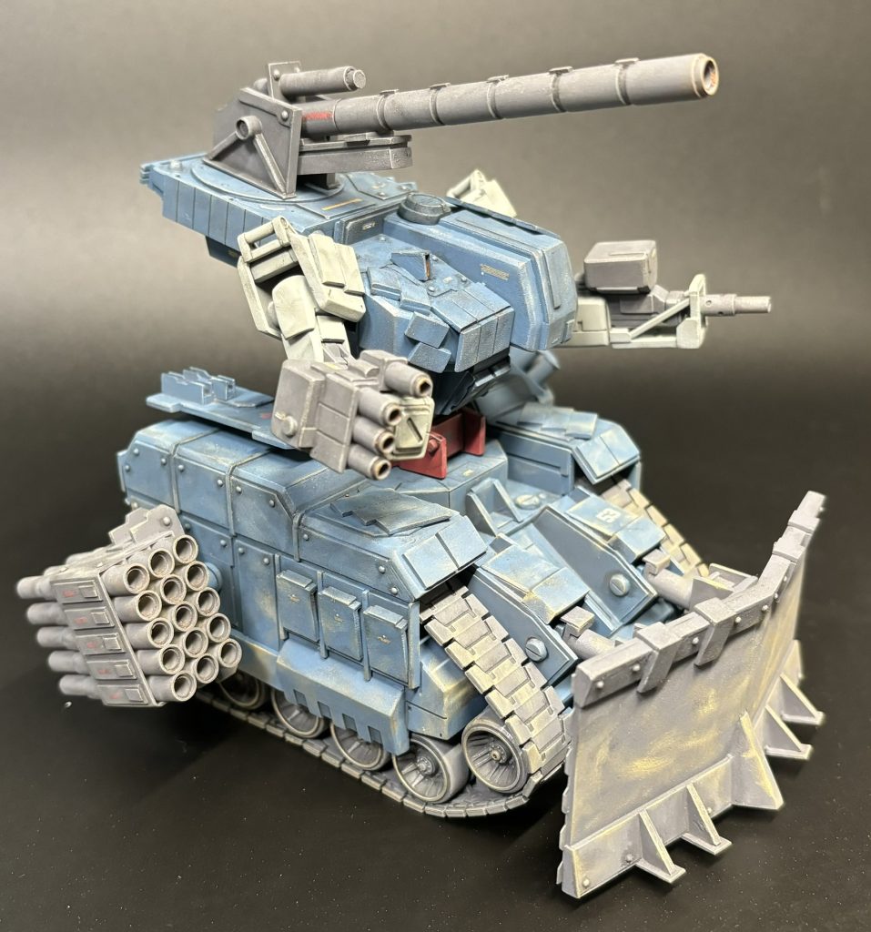 右サイド多連装のロケットランチャー、連装バルカンなど高火力