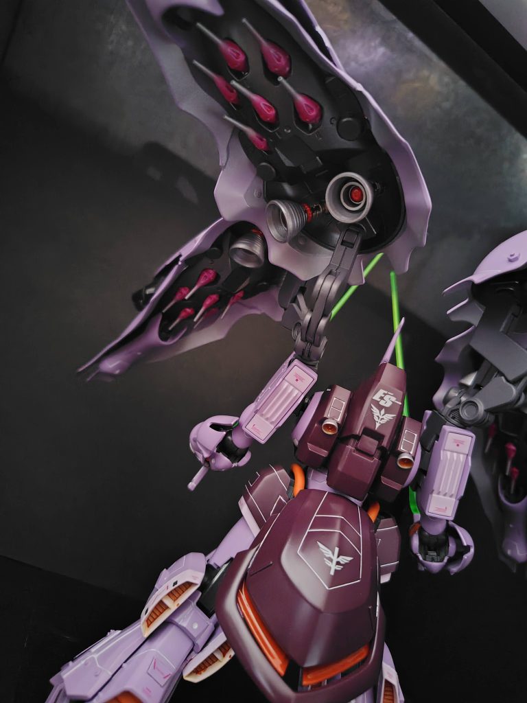 バックショットです。ファンネルは蛍光ピンクのグラデーションで。デカールは最小限にとどめました。