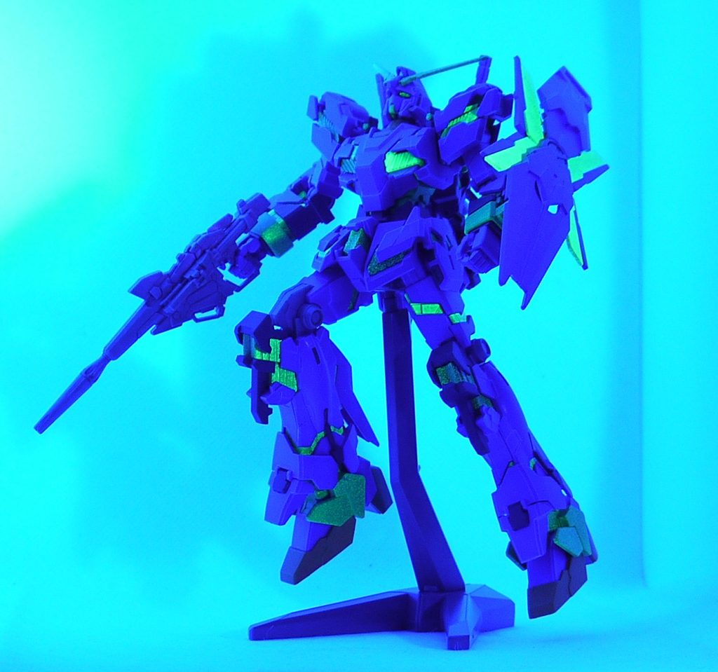 　真っ暗にすると発光しているのが分かります。いつものカメラだと設定が面倒だったのでスマホで撮影しました。　　特徴的な機体の色にすると、かなりそれっぽくなりますよね。さらに全体のシルエットと頭部の形状が似てると、もっとそれらしくなりますよ。