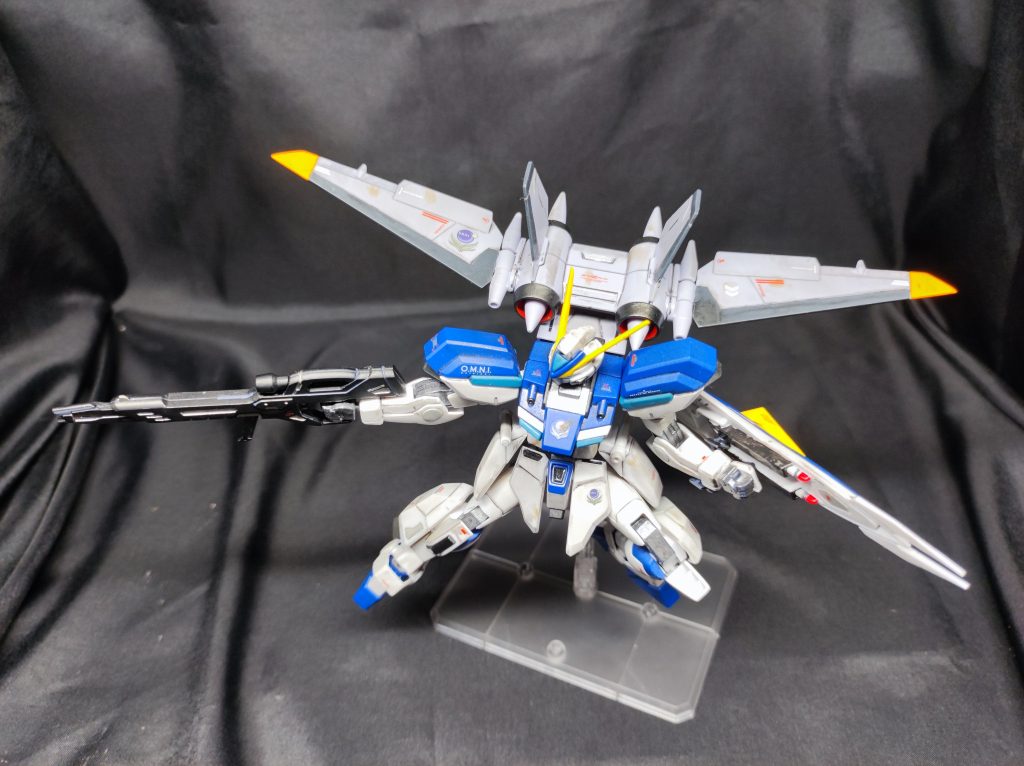 SEED撃ち風別アングル筆塗りもリターダー混ぜてやってみたのですがそれでもムラが酷くて近くで見れたもんじゃないです。自分の腕ではワンポイント以外は筆塗りすべきではないことがよく分かりました。つや消しトップコートとガンダムマーカーでの汚し、水転写デカールを貼りまくることで誤魔化しました( 誤魔化せてないけど…)