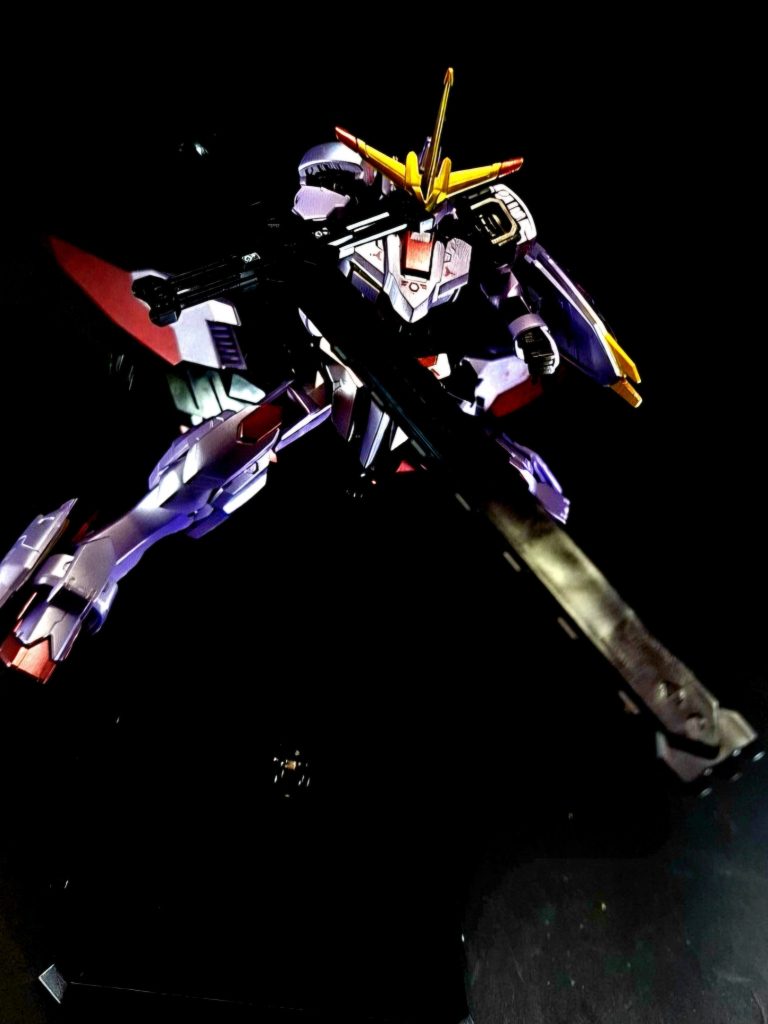 阿頼耶識システムは搭載されていないが、運動性能に優れ、リアクターの高出力が最大の武器となる。武装も機動性に配慮したものが多く搭載され、パイロットのウィスタリオ・アファムにとって扱いやすい設計がなされている。その正体は、厄祭戦時に運用されたガンダム・マルコシアス。デムナーはその名を隠すよう祖父から言い渡されていたが、彼もその理由を知らされていなかった。