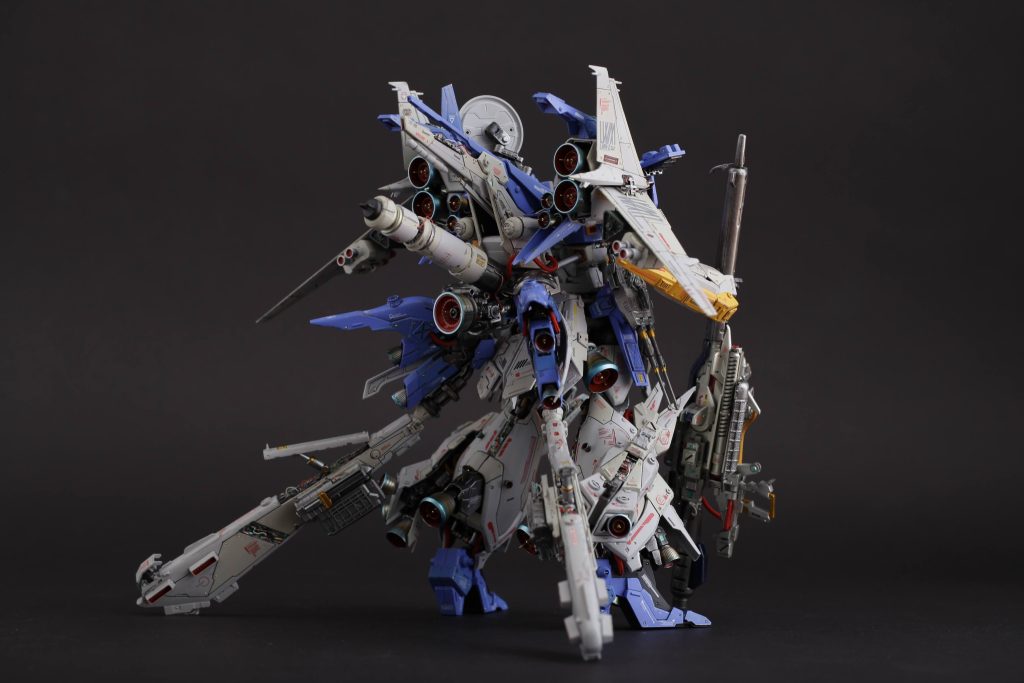 バックパックは高出力が必要なので、バーニアが複数必要であります。