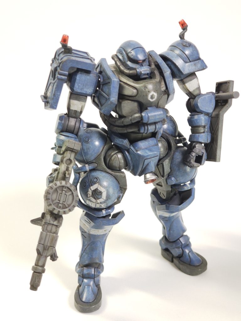 メカサフヘビィからの水性ホビーカラーの色レシピ。本当に自分で前のあれ何色使ったかな、って調べています。自分のためです。青: ガンダムエアリアル(改修型)ブルー > イサーク専用機スカイブルー濃いグレー: RLM747グレーグリーン > 軍艦色(1)あばら、武器: 軍艦色(1)動力パイプ: ファントムグレー > グレーバイオレットスラスター: スーパーファインシルバー >内側クリアレッド白ライン: ディアクティブホワイト > グランプリホワイト白ラインは二の腕、膝は塗りました。太股のガード?にある細い線が付属のシールです。シールは、ウォッシング後に貼って、シールの上だけもう一回ウォッシングとか本体の色でタッチ(カスレ表現)を入れています。シールは肉眼で見る限りは段差もわからないのでよしとします。写真には映りますけど。あ、眉は不採用にしました。