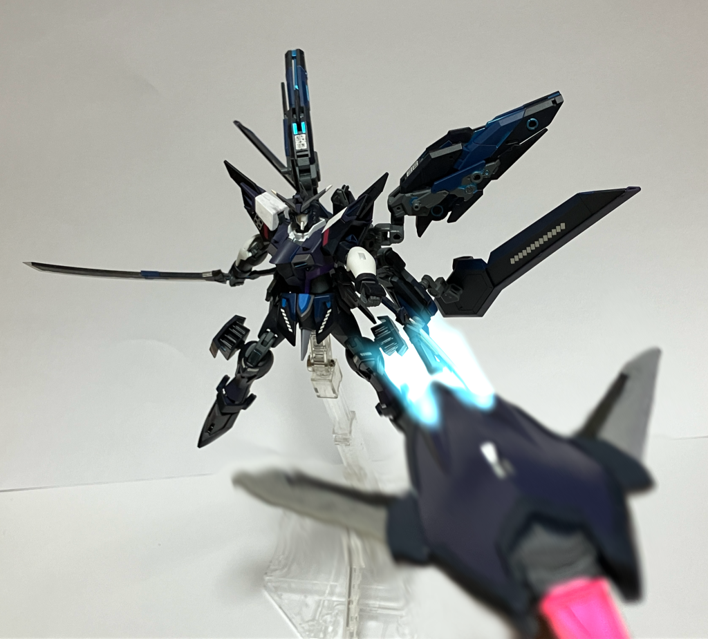 ◯RQM75 フラッシュエッジ4 シールドブーメラン改 イモータルジャスティスの主装備の1つのシールドブーメランに小改造を施した装備。 基本構造は変わらないものの、展開式のウイング部分がデーモン・ストレートと同様の素材を使用したブレードに変更されており、切断能力が向上している。 反面、ウイングの素材を変更したことによって重量が増加しており、僅かに飛行性能が低下している。