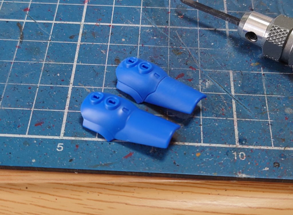 肘アーマーの彫り直し