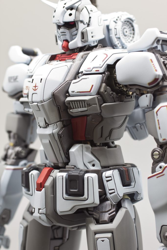 頭部に関してはマスク部と頬当の合いが悪そうなので丁寧に擦り合わせました。またその頬当横のダクト開口部まわりがグレー( 何でやねん😆)だったので、境目の筋彫りを追加して塗り分け、ダクト穴も少し彫り込みました。またツインアイは蛍光ピンクで塗り、ブラックライト照射で光るように😌脇から覗くゴチャメカは適当に塗り分け繊細なモールドは主に0.075㍉のタガネで彫り直し。横っ腹にあるスリットダクトも深く彫り直しましたが墨入れしたら全く分からなくなって軽くショック(笑)