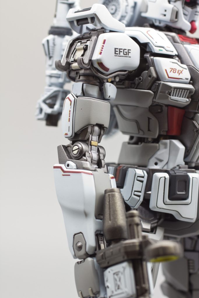 デカールは社外品を使用しました腕部は肩位置を上にズラすか大分悩んだけど不気味さ優先でそのままに(笑)でも上腕部と手首部分で少し詰めてます。腰アーマーの縁は完成見本はグレーで塗られてますが、CGイラスト見ると影になってるだけじゃね?ってことで白いベタで。。