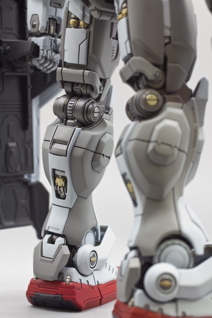 脚部はフレームは勿論、装甲も塗り分け多くて手間かかりましたね〜