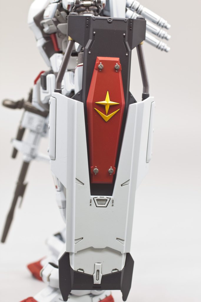 楽勝と思ってたシールドですが塗り分け要でイラっとしました(笑)赤いパーツの四隅にあるマイナスモールドは市販パーツ💦仮組み後分解しやすいようにダボは斜めにカットするんですが。。モールドを兼ねてるとはつゆ知らずでして(笑)リアルなデザインなのにこの立体的な連邦のマークは浮いてますよね(笑)