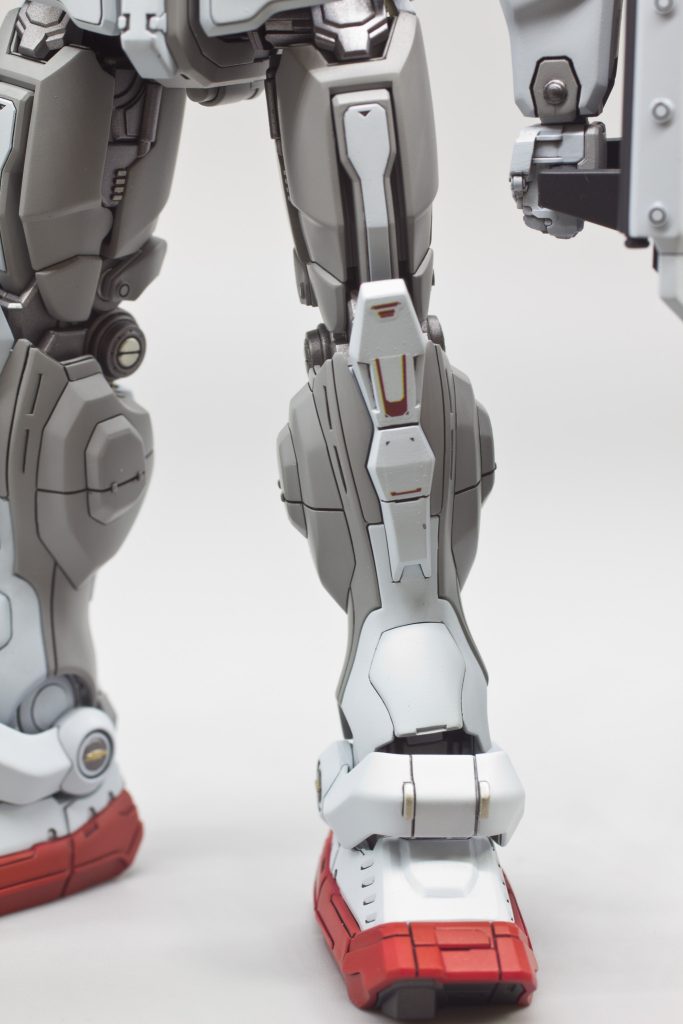 膝〜脛両側のスリットダクトも彫り込んでるんですが報われてないです💦