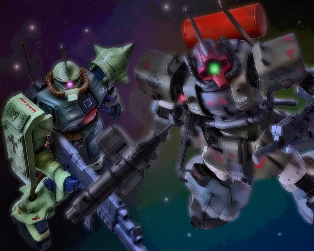 「モア、あのMSは…」ザクFZのマサムネ・キリュウ大尉はモアに機体を寄せる。「本国の親衛隊のようだな」「という事は、艦を狙っていたのはギレンか?」「その可能性は高いが真相は解らん」モアはいつになく鋭い眼光を光らせ、接近するMSを警戒する。「1機見慣れぬ機体があるな…、新型か?」「データベースによる該当機体がない。06Rに似ているが、独自の改修をしているようだ」この見慣れぬMSがいる事から、ただの一般部隊でない事は容易に判断できる。むしろ、このような機体を前線に駆り出すのは、自分達が何者かを誇示していると言っていい。その承認欲求とプライドの高さは間違いなく本国の親衛隊だろう。「装備は上物、腕は人並、人格は外道な輩か…」マサムネは怪訝な顔で言う。「…だが装備は侮れん。本国はMS携帯用ビーム兵器の小型化に成功しているようだ」殿を務めているMSには他のMSが装備している携行火器とは違う形状をしており、実弾系に多く見られる弾倉カートリッジがない。すると、そのMS隊からノアズ・アークとトライバル隊に停船命令が入る。