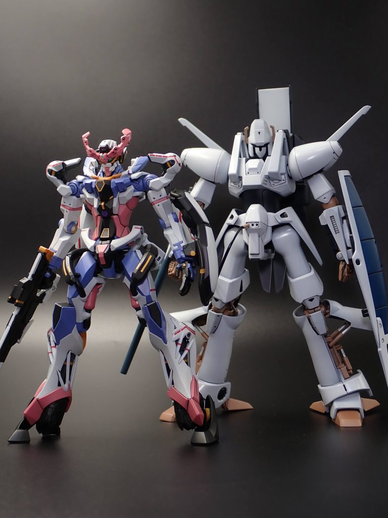 この前に作った24作目HGエルガイムと2ショット　エルガイムは1ヶ月かかりましたが悲しいかな仕上がりの差はあまり感じられずただ自分はじっくり余裕を持って作ったほうが向いてるなぁと思いました　普段の土日は他にやることあるし、やはり休日はゆっくりしたいなぁと(gundam-kao5)