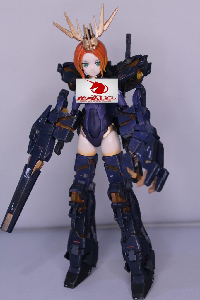 ボディは「30MSネヴァリア」だったはず…色合いがいい感じなので、金色の指差し色だけ追加して、それ以外は概ねそのまま肌色・髪の毛含め、塗装・トップコートは全て、水性ホビーカラー(顔、髪の毛:つやあり、その他:つや消し)