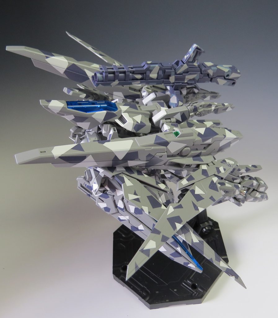 ウイングとGNソードライフルに施した「風」のマーキングとスプリッター迷彩が特徴で差し替え無しで飛行形態への変形が可能です。