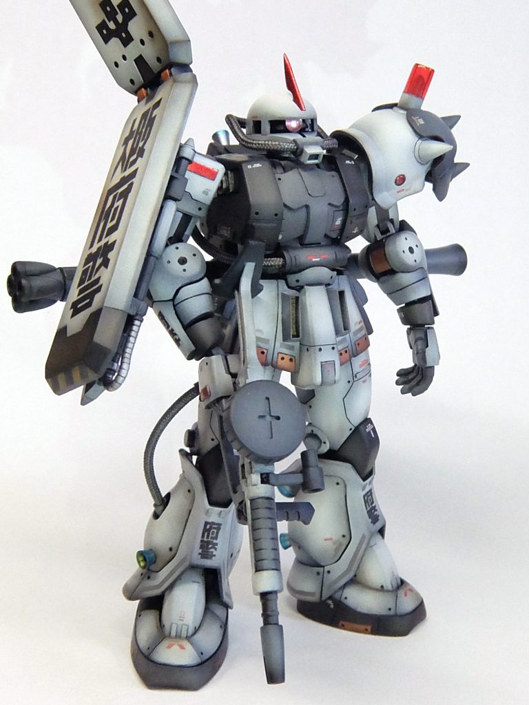 色やねんけど、軍警ザクの機動隊ベースにしたっぽいブルー系もええねんけど、どぉしよ・・・ ↓府警っぽさやったら、乗り物つながりでパトカーの白黒が分かりやすいかな。パトレイバーに寄らんようにせなな。それと昔っぽさと今っぽさの融合した感じにしたいなぁ。武器類をガンメタじゃなくミディアムブルーにしたら古さ強調になるかな?昔、武器とかメカっって、ミディアムブルー一択やったよね~