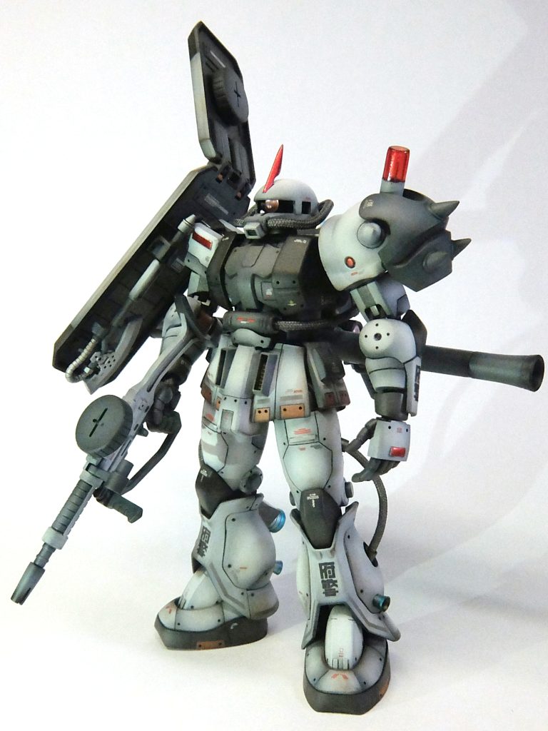 白黒やと色的に寂しいかな。ラインで色つけたら簡単やけど、せっかくのパトカー白黒感が消えてしまうし・・・やっぱパトライトとかフロントグリル内のライトとかで、赤が欲しいよね。 ↓ん?パトライトって商品名か会社名かやったっけ・・・回転灯って言わなあかんのかな?まぁそれは置いといて、透明プラ棒φ3mmしかない。細すぎる・・・何か使えそうなのは・・・あっ!あった!アクションベースの接続部品で透明の筒あった!これベースにパトライト作ろ。部品取りで余ってたアンジェロズールの肩アーマー二重でトゲだらけやから、トゲ1個カットしてそこに付けよ!それとこの肩アーマー、縁のエングレいらんな。全部削りとろう!