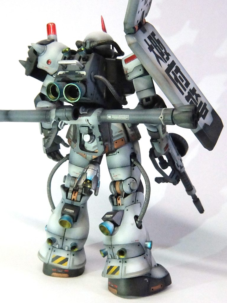 軍警ザクのゴテゴテ感も欲しいなぁ~太モモの後のタテに並んだバーニアかっこええ! ↓でも元のザクとそもそものデザインテイストがちゃうから難しいか・・・高機動型の足とかRGの足とかともイメージちゃうし・・・小さいバーニアいっぱい余ってるし、適当に穴あけてつっこもか。それプラス、貼りものと穴でゴチャゴチャさせよ。それとパイプを入れる穴、動かすん前提なんは分かるけど不細工すぎ・・・板でふさご。あとランドセル薄すぎ・・・昔の不良のカバン状態やないんやから。お尻にボリュームない分、ここでごつくしよ。余談やけど、昔はモビルスーツの背中のん、バックパックやなくて、ランドセルって言いましたよね。