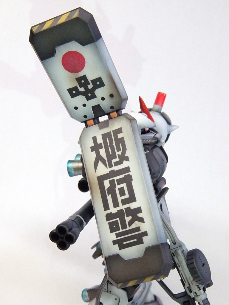 軍警ザクのええとこはシールドの文字やね。 ↓マスキングで塗るん大変そうやから自作水転写デカールで作ろっか。 ↓軍警ザクのフォントないな~似たようなんあるけど略した雰囲気が出えへんし・・・イラストレーターで書こっか。